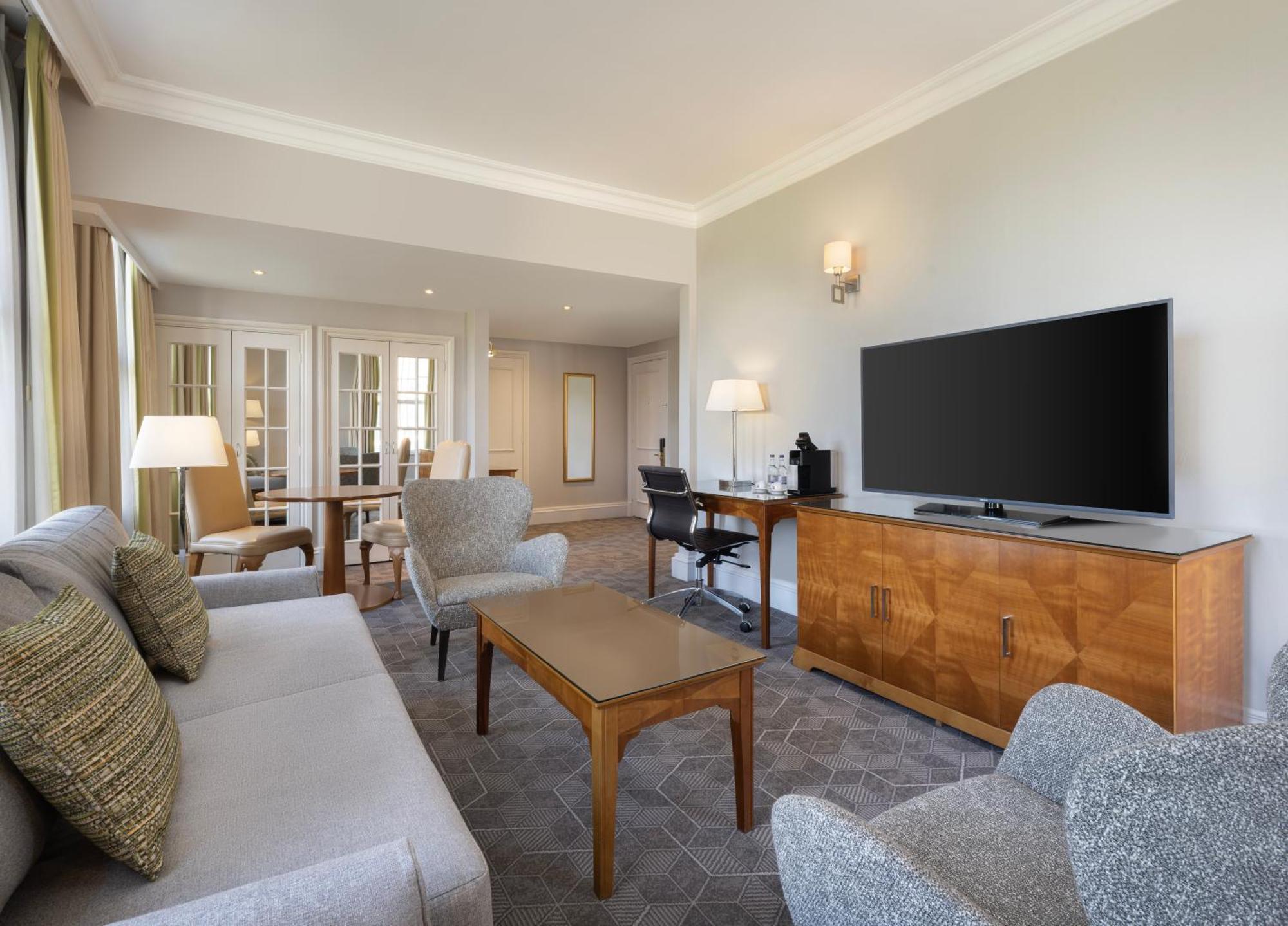 One-Bedroom Corner King Suite with Sofa Bed,1615650574:JPEG