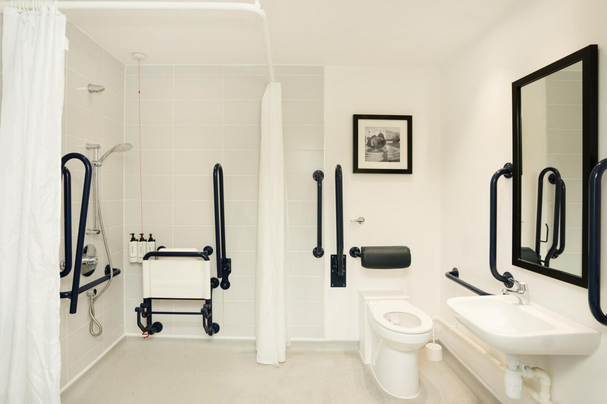 Studio King Suite Accessible