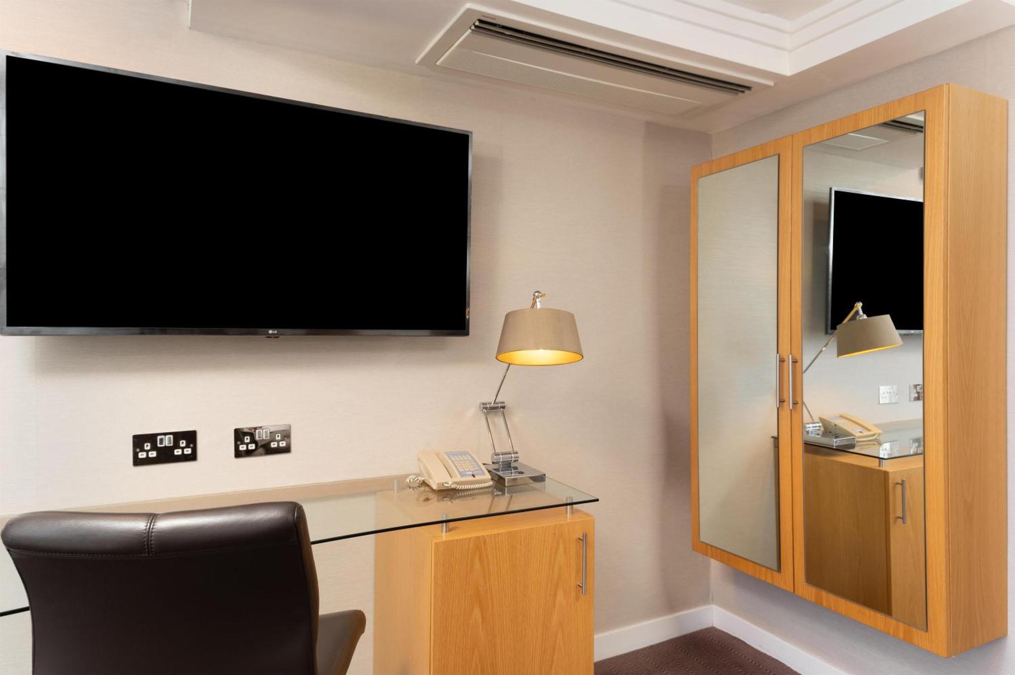 Habitación con cama grande